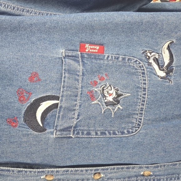 Vintage Y2K NWT Women's Looney Tunes embroidered Pepe Le Pew denim button shirt - Picture 3 of 7